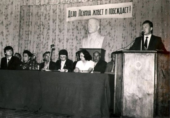 В конферец-зале НПО "ВЗЛЁТ" проходит комсомольское собрание